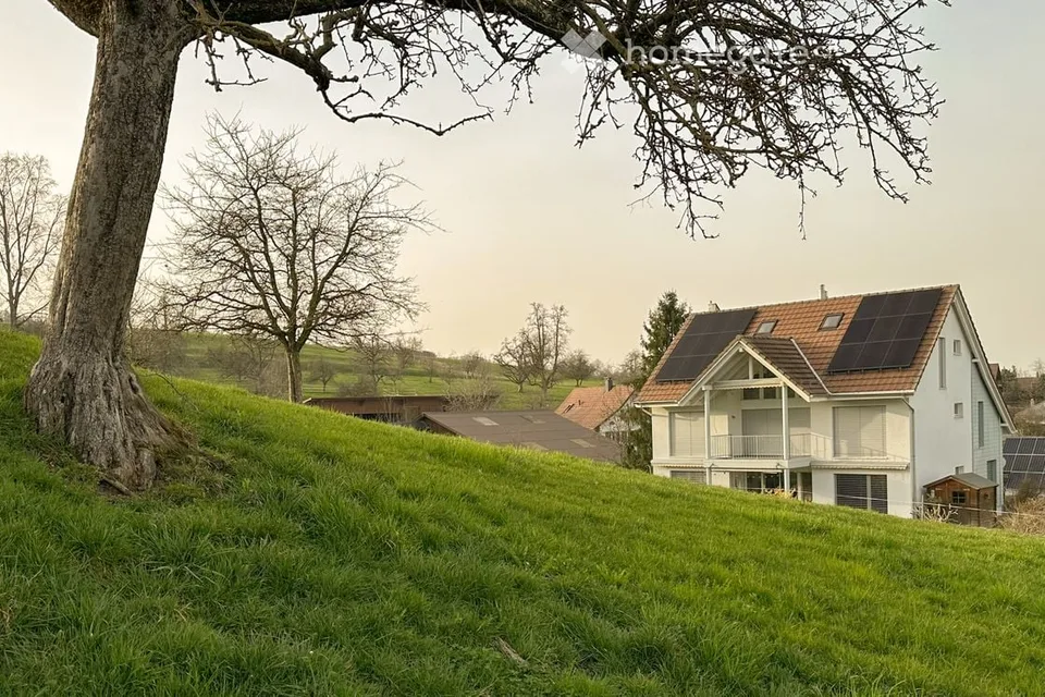 Ampio appartamento-maisonette di 6,5 locali in una casa di 2 famiglie