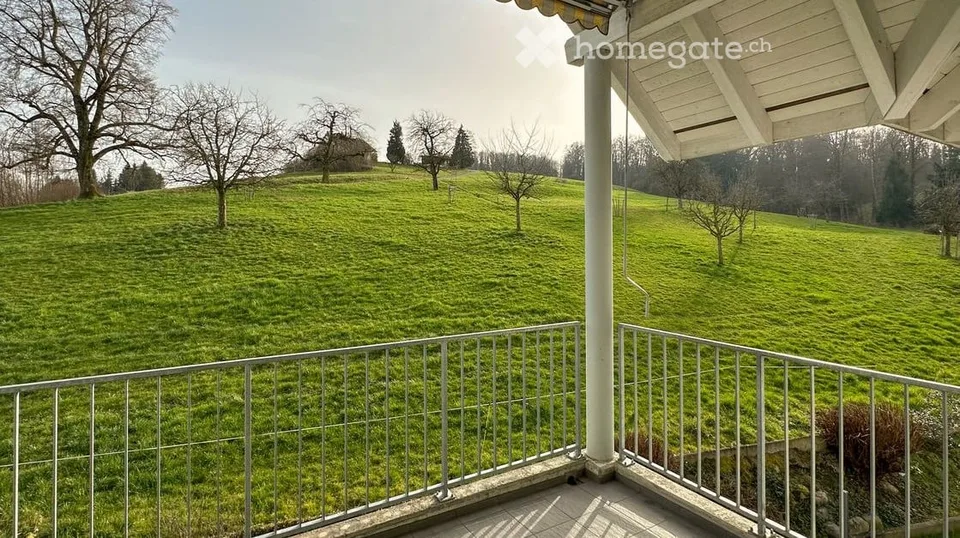 Ampio appartamento-maisonette di 6,5 locali in una casa di 2 famiglie
