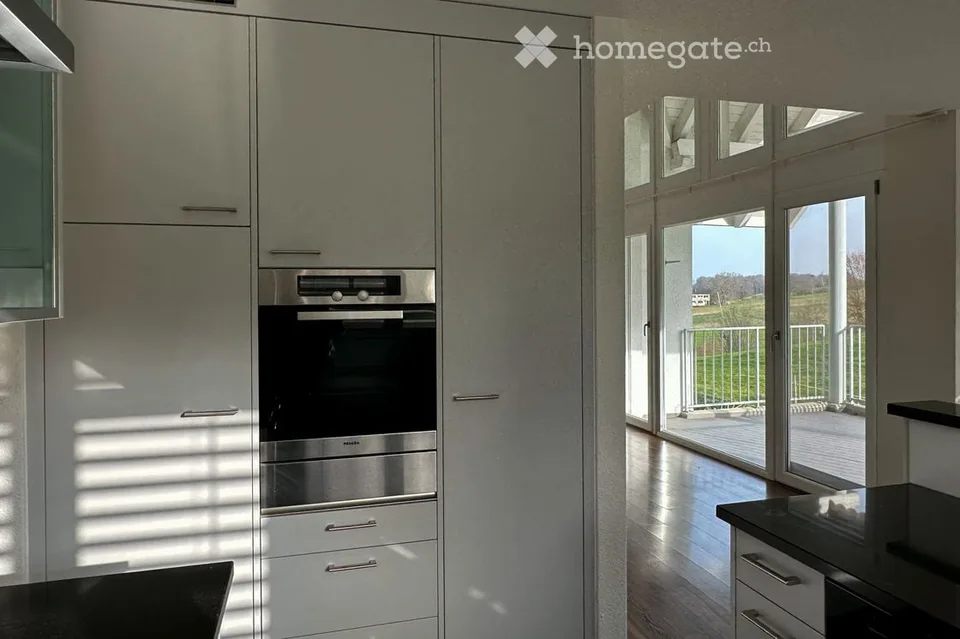 Ampio appartamento-maisonette di 6,5 locali in una casa di 2 famiglie