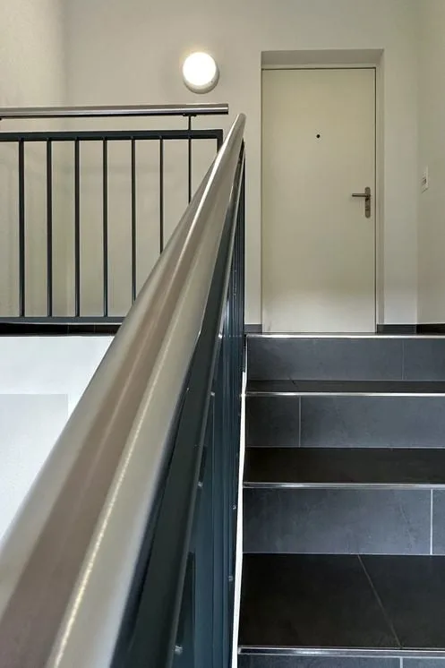 Ampio appartamento-maisonette di 6,5 locali in una casa di 2 famiglie