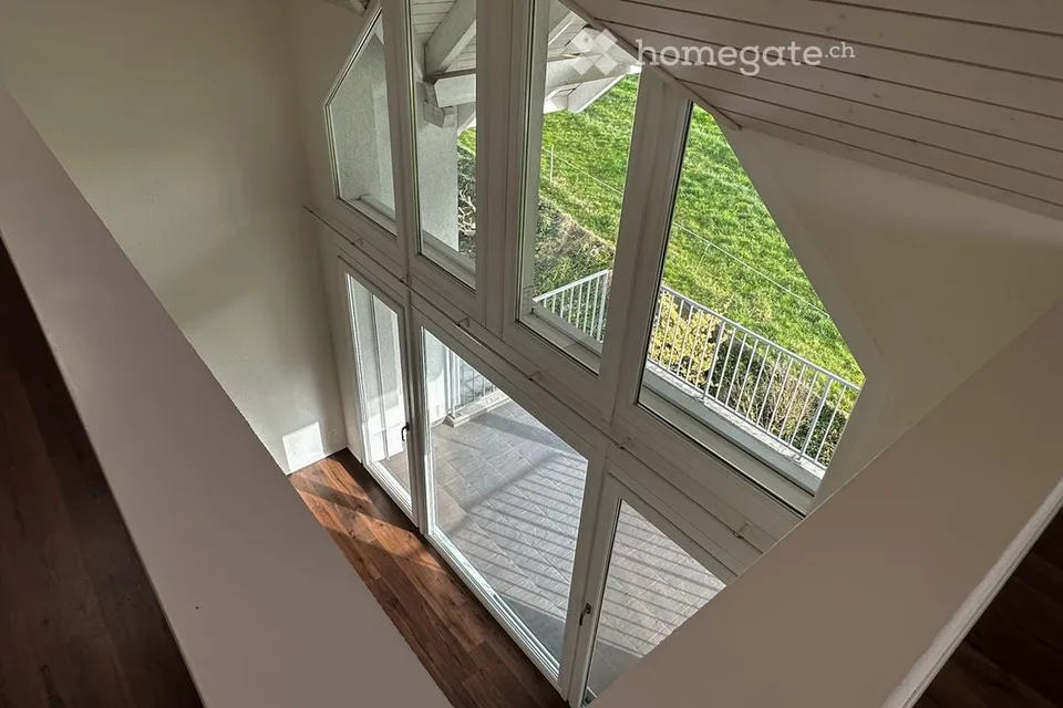 Ampio appartamento-maisonette di 6,5 locali in una casa di 2 famiglie