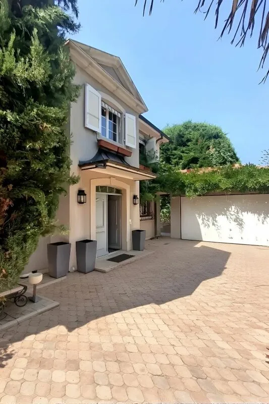 Magnifique maison Individuelle avec Piscine à Collonge-Bellerive