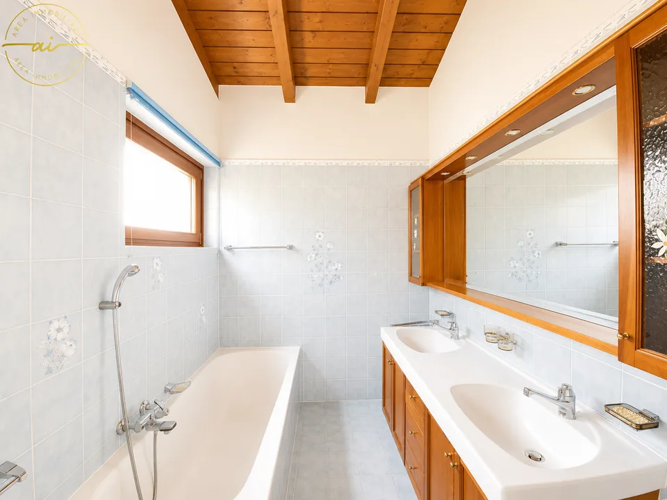Spacious 5.5-room house with garden in green area in Stabio