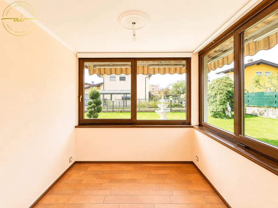Spacious 5.5-room house with garden in green area in Stabio