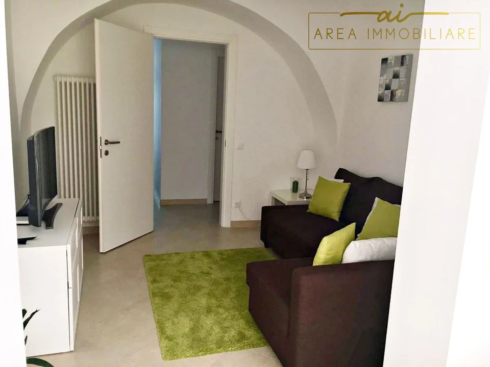 AMPIO E MODERNO 2.5 LOCALI CON CORTILE PRIVATO