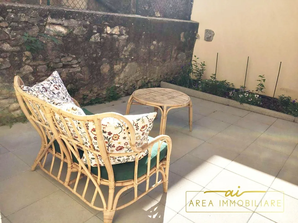 AMPIO E MODERNO 2.5 LOCALI CON CORTILE PRIVATO