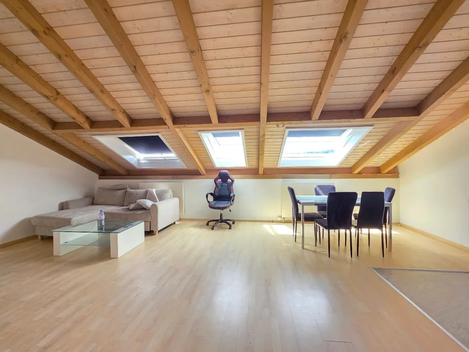Appartement mansardé spacieux et accueillant!