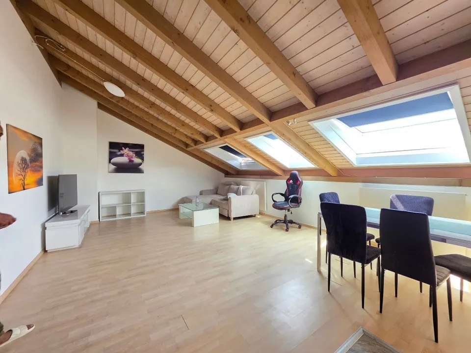 Appartement mansardé spacieux et accueillant!