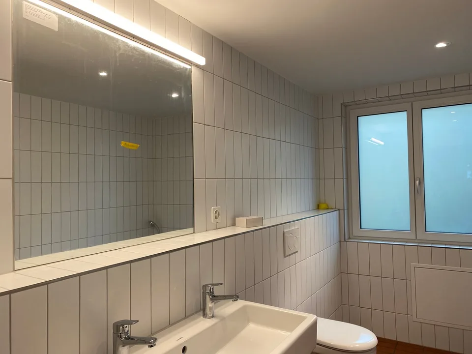 Appartement de 4,5 pièces rénové au rez-de-chaussée avec part de jardin et cheminée