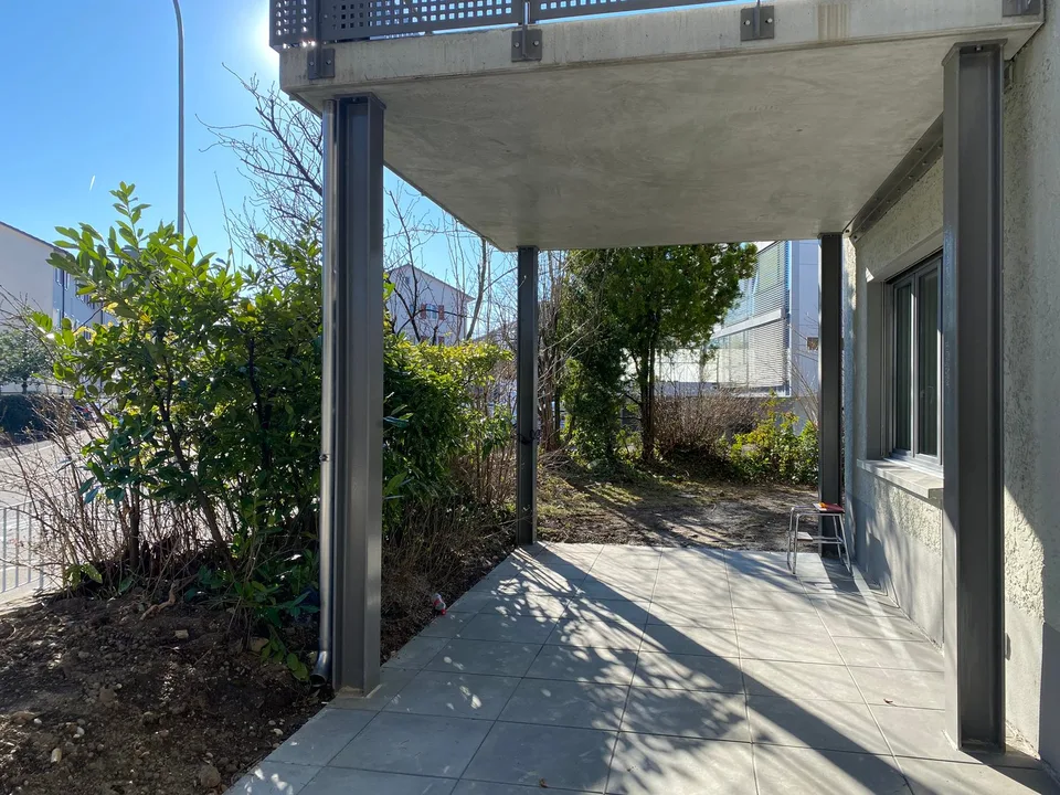Appartement de 4,5 pièces rénové au rez-de-chaussée avec part de jardin et cheminée
