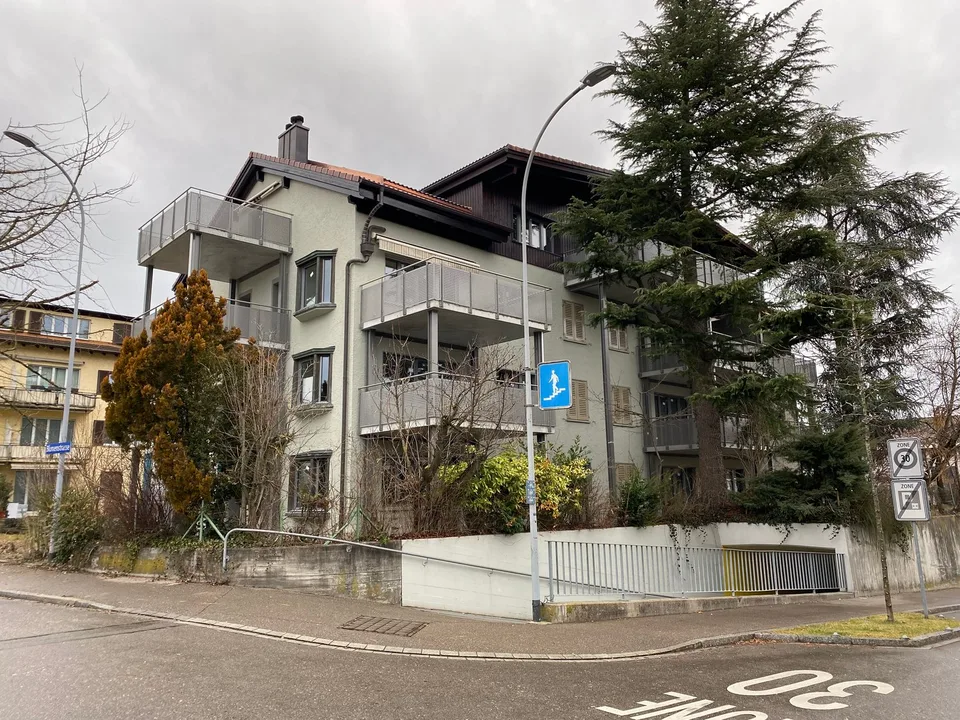 Appartement de 4,5 pièces rénové au rez-de-chaussée avec part de jardin et cheminée