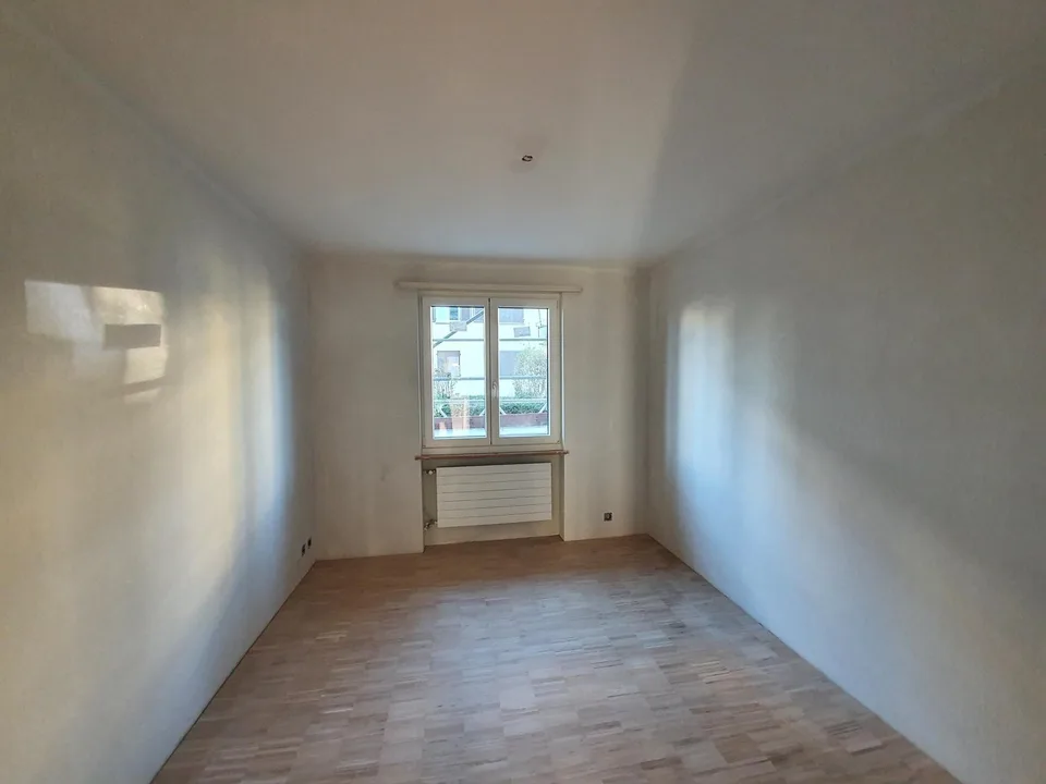 Appartement de 4,5 pièces rénové au rez-de-chaussée avec part de jardin et cheminée