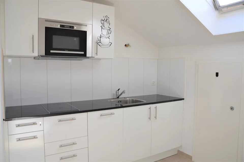 moderne, grosszügige 2.5-Zimmer-Dachwohnung an ruhiger Lage
