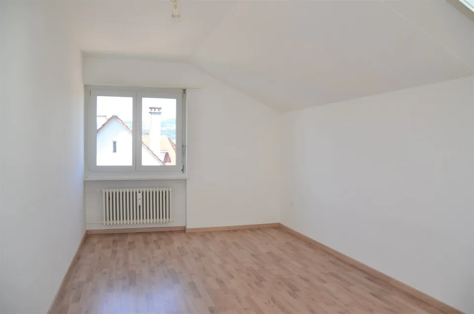 moderne, grosszügige 2.5-Zimmer-Dachwohnung an ruhiger Lage