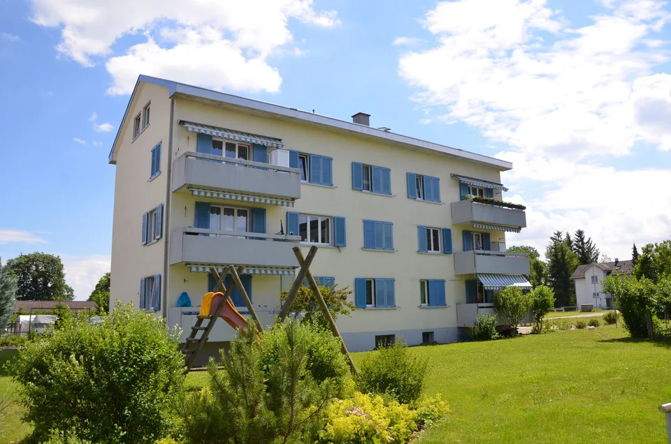 moderne, grosszügige 2.5-Zimmer-Dachwohnung an ruhiger Lage