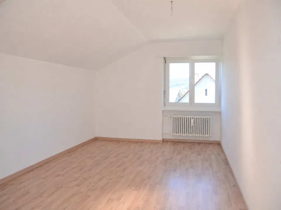 moderne, grosszügige 2.5-Zimmer-Dachwohnung an ruhiger Lage
