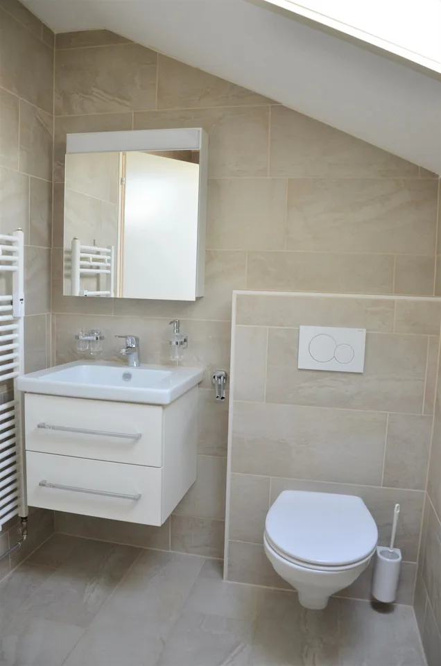 moderne, grosszügige 2.5-Zimmer-Dachwohnung an ruhiger Lage