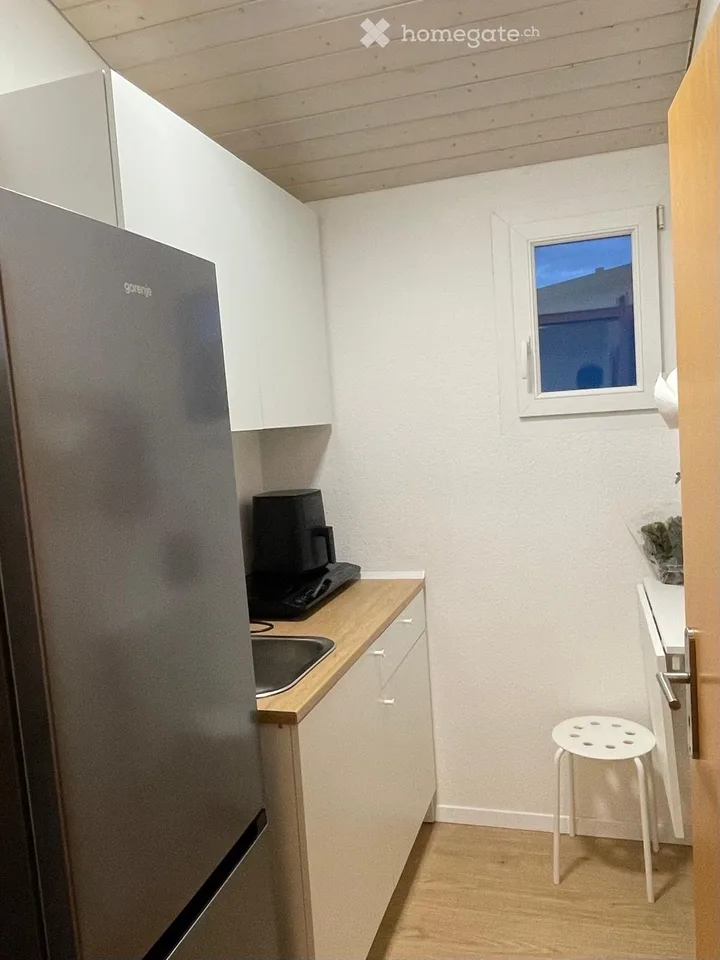 Chambre simple meublée avec salle de bain et cuisine communes
