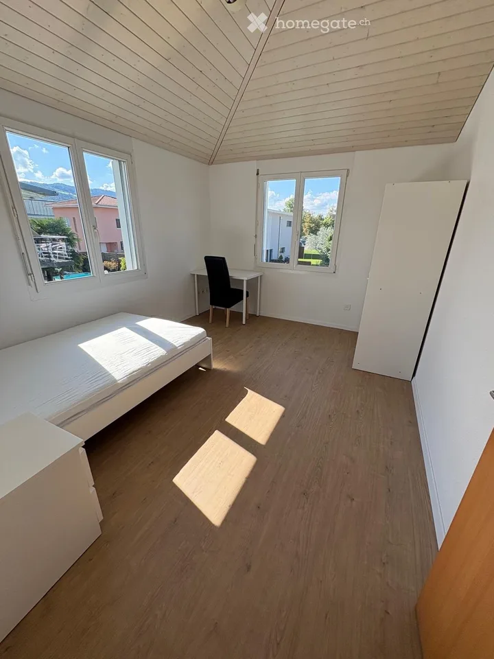 Möbliertes Einzelzimmer mit Gemeinschaftsbad und -küche