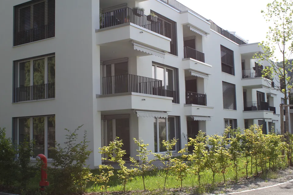 Appartamento da giardino di 3,5 locali con locale di deposito coperto separato