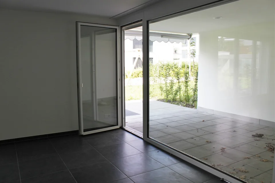 Appartamento da giardino di 3,5 locali con locale di deposito coperto separato
