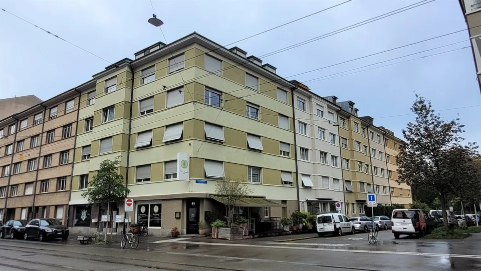 Schöne renovierte 2-Zimmer-Wohnung an zentraler Lage mit grossem Balkon