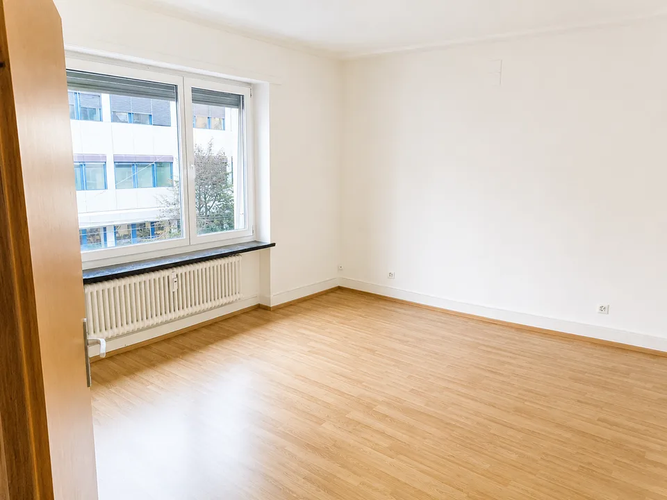 Schöne renovierte 2-Zimmer-Wohnung an zentraler Lage mit grossem Balkon
