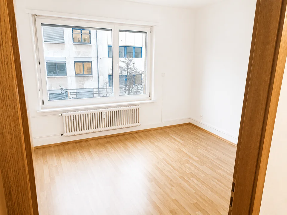 Schöne renovierte 2-Zimmer-Wohnung an zentraler Lage mit grossem Balkon