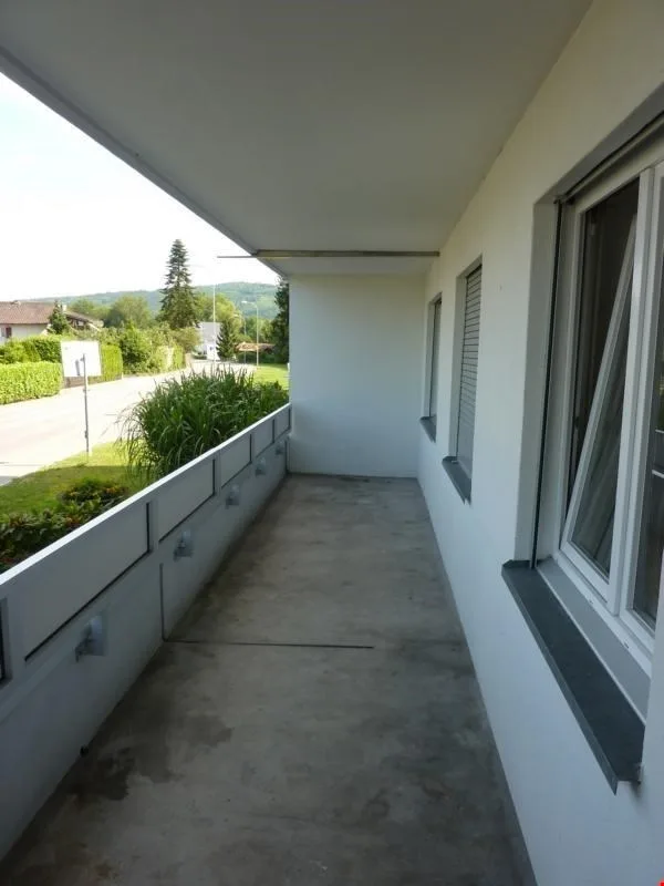 Appartamento di 4,5 locali ristrutturato in una zona tranquilla con piscina all'aperto