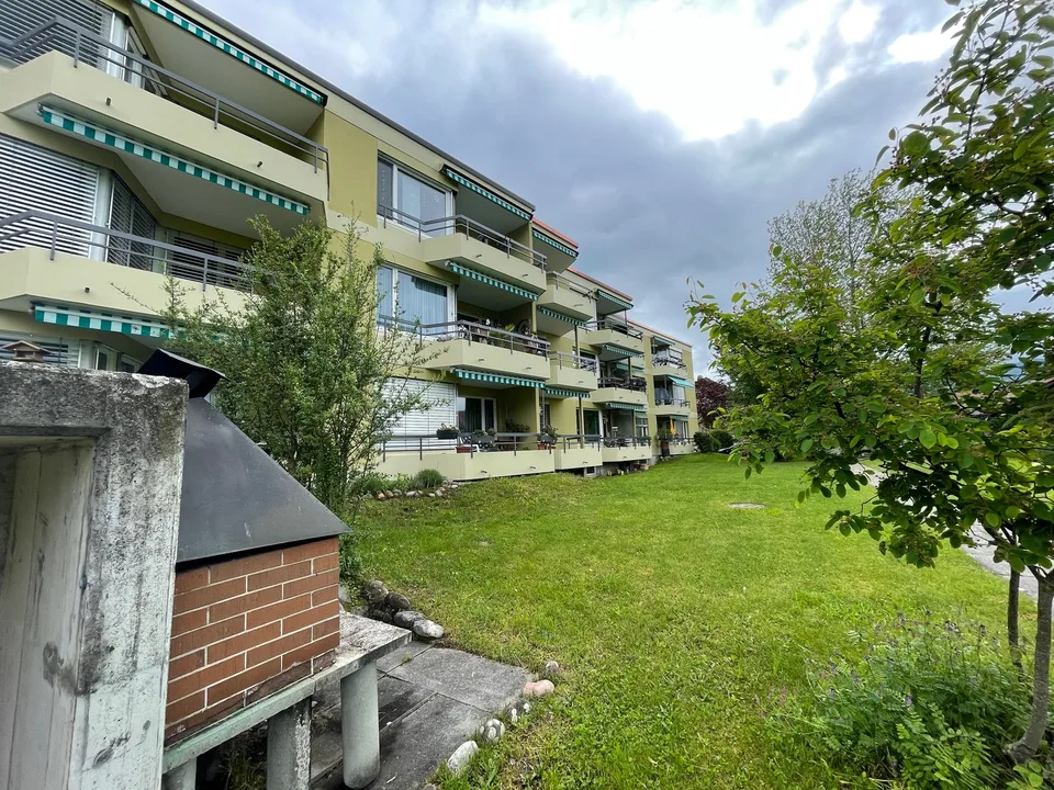Helle 3½-Zimmer-Wohnung mit Balkon und schöner Bergsicht!