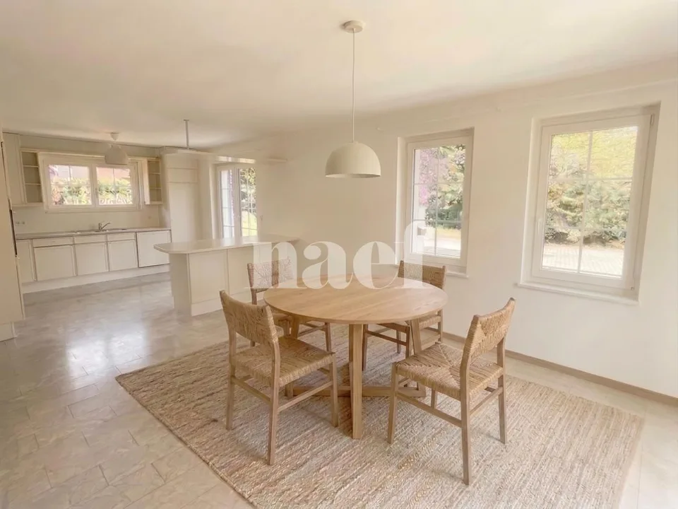 Beautiful individual and family-friendly villa, partially renovated, with 6 rooms, garden and pool