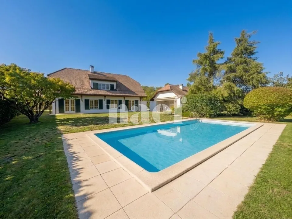 Belle villa individuelle et familiale partiellement rénovée, de 6 pièces avec jardin et piscine