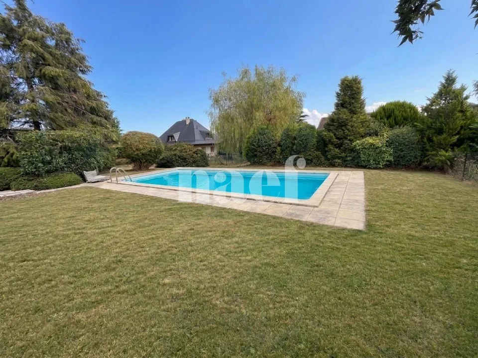 Beautiful individual and family-friendly villa, partially renovated, with 6 rooms, garden and pool