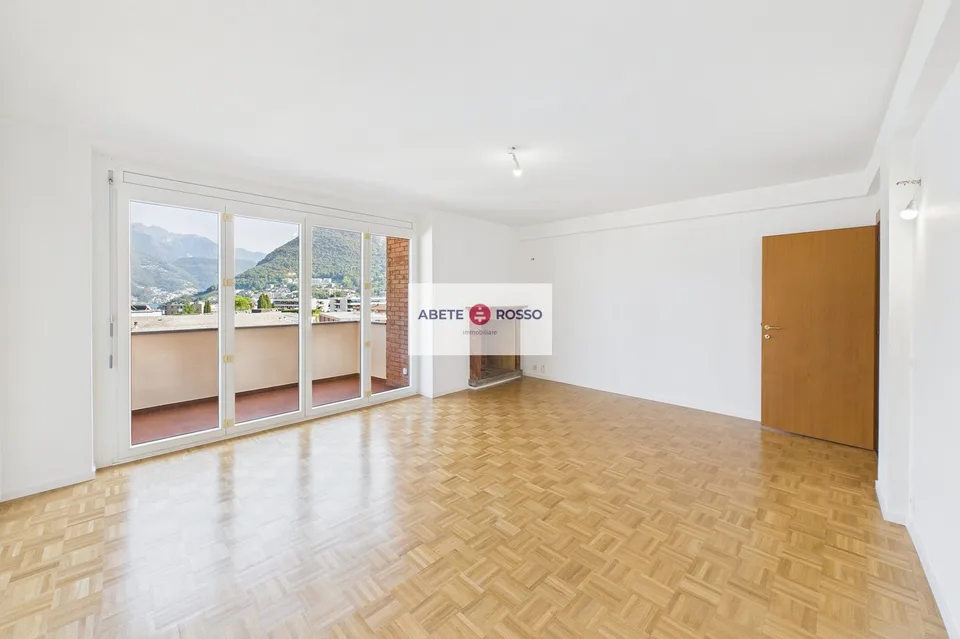 Appartamento 4 locali: rinnovato, vicino al centro cittadino, vista aperta sul lago.