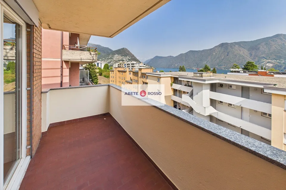 Appartamento 4 locali: rinnovato, vicino al centro cittadino, vista aperta sul lago.