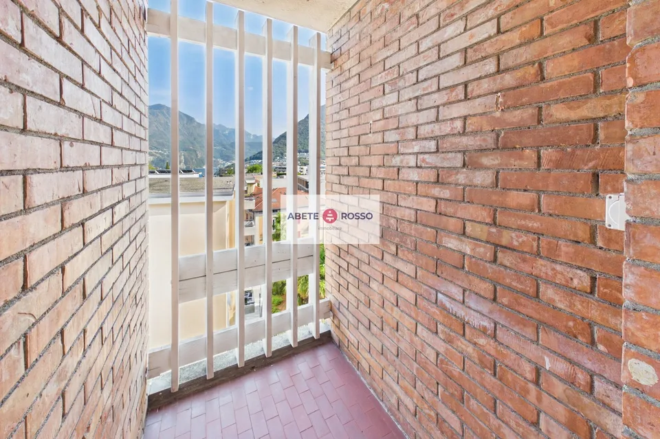 Appartamento 4 locali: rinnovato, vicino al centro cittadino, vista aperta sul lago.