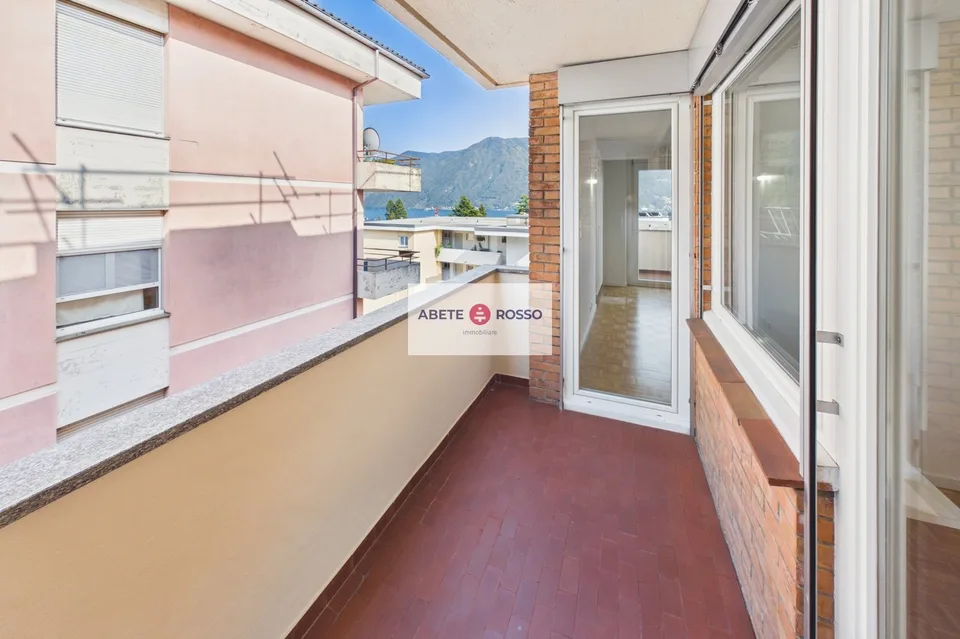 Appartamento 4 locali: rinnovato, vicino al centro cittadino, vista aperta sul lago.