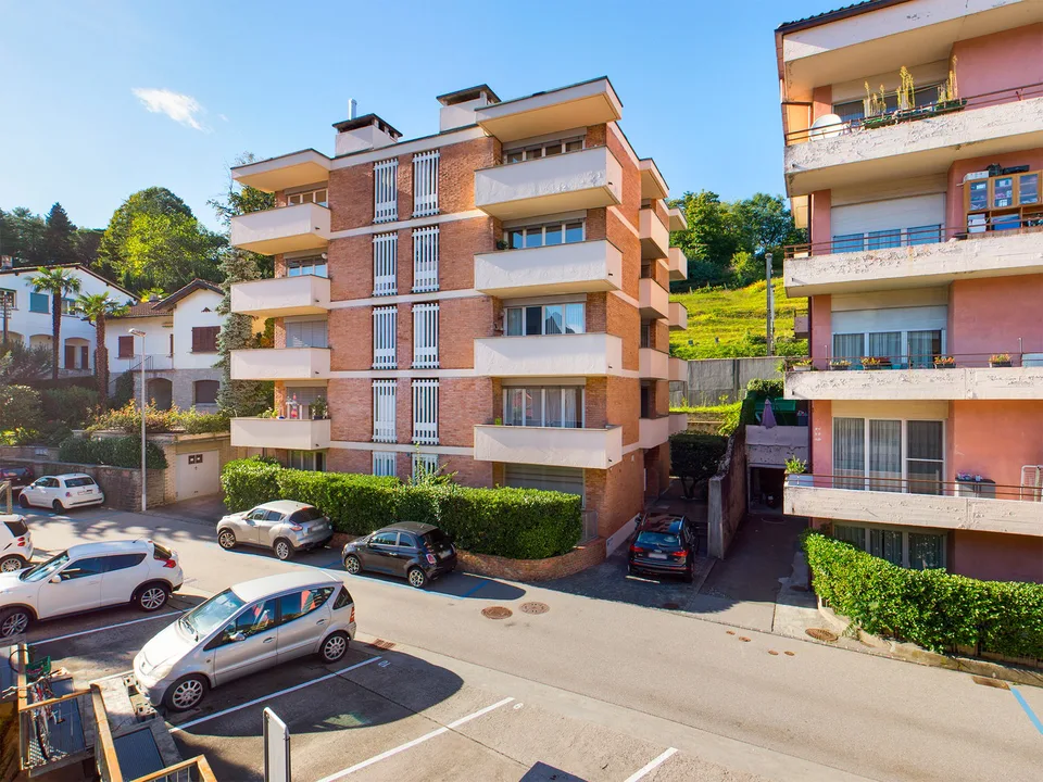 Appartamento 4 locali: rinnovato, vicino al centro cittadino, vista aperta sul lago.