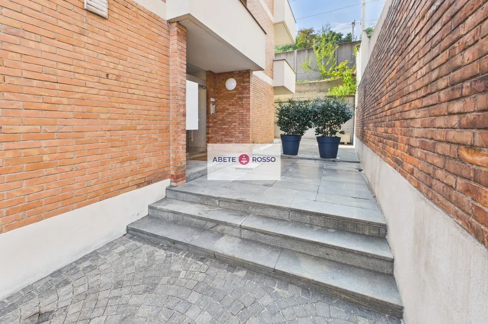 Appartamento 4 locali: rinnovato, vicino al centro cittadino, vista aperta sul lago.