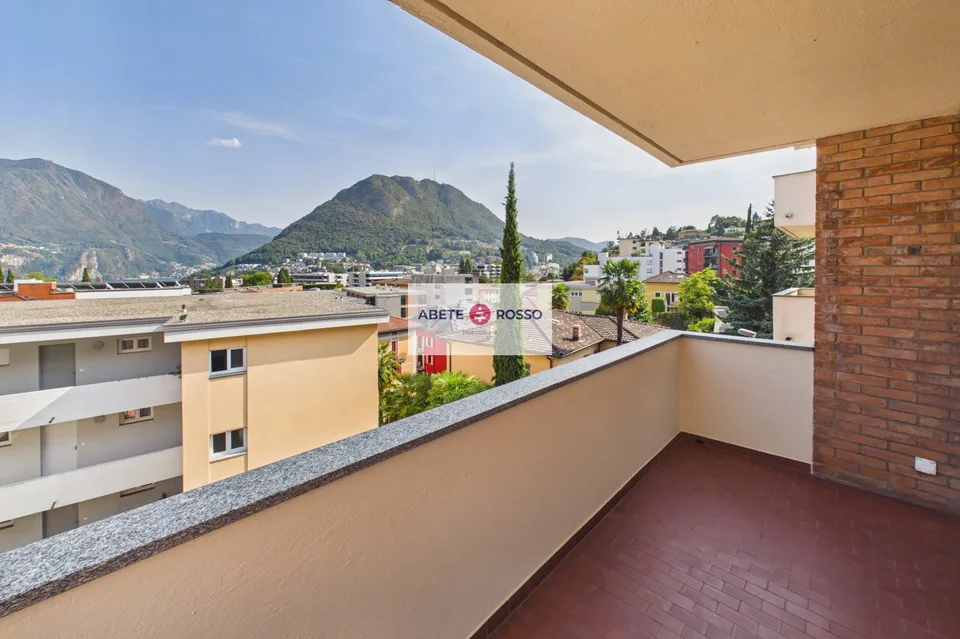 Appartamento 4 locali: rinnovato, vicino al centro cittadino, vista aperta sul lago.