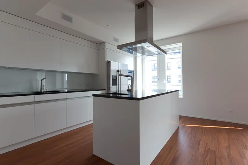 Appartamento luminoso 4.5 locali con balcone e attrezzature moderne su Stauffacherstrasse, Zurigo