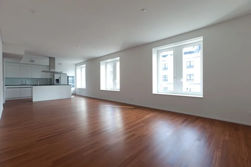 Appartamento luminoso 4.5 locali con balcone e attrezzature moderne su Stauffacherstrasse, Zurigo