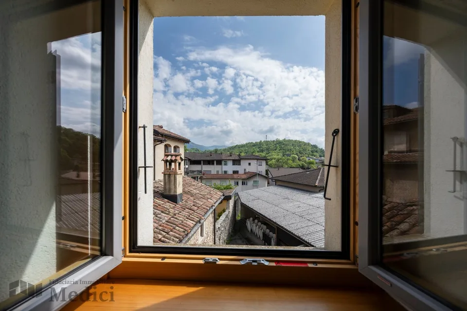 CHARACTERISTIC 4.5 ROOMS IN THE CENTER OF ARZO
