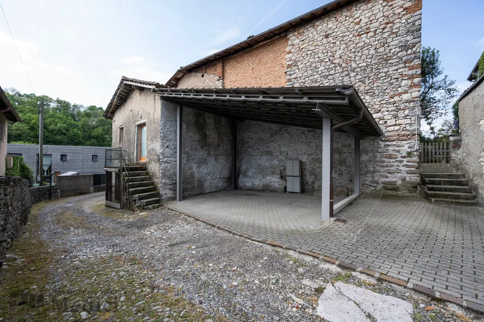 CHARACTERISTIC 4.5 ROOMS IN THE CENTER OF ARZO