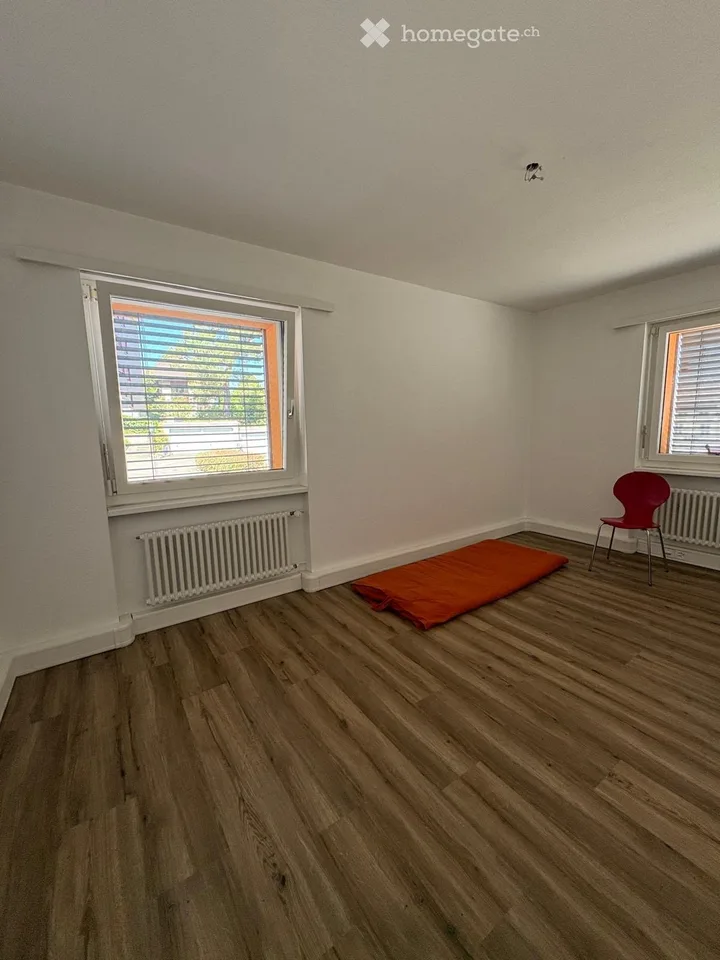 Helles 2.5-Zimmer-Büro / Praxisraum an zentraler Lage in Affoltern am Albis