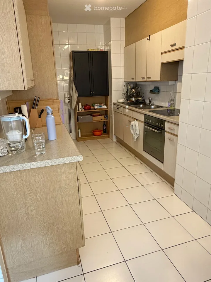 Spacious and bright 4 room apartment with balcony in the heart of Plainpalais