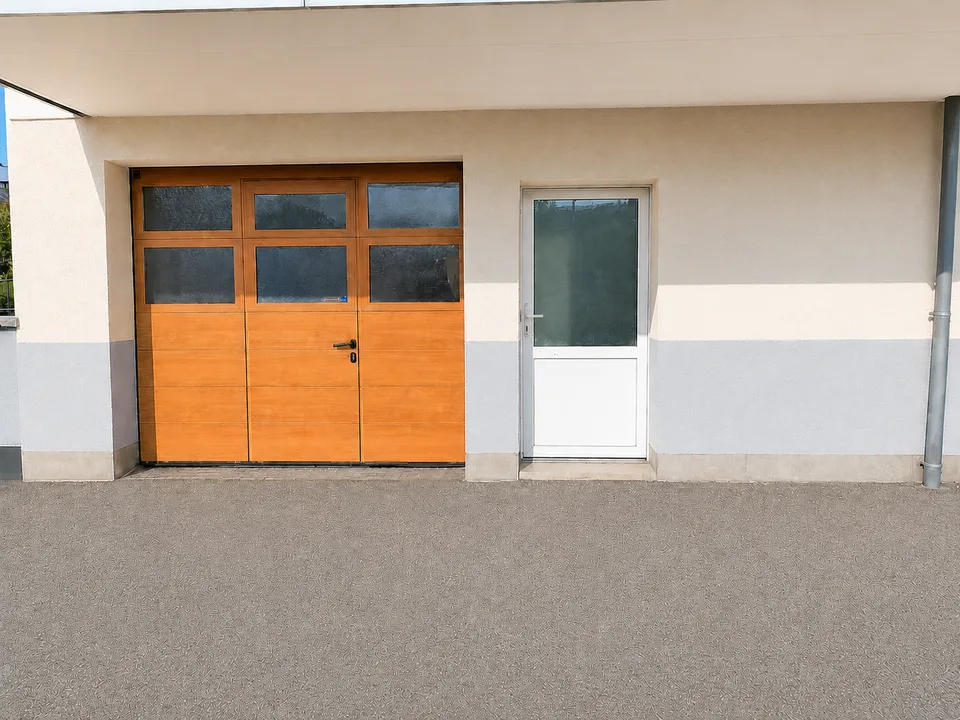 Local polyvalent de 25 m² avec porte de garage