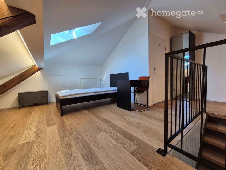 Neu möbliertes Mansardenzimmer an exklusiver Stadtlage!