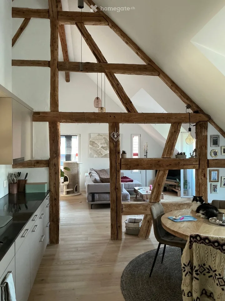 Delizioso appartamento di 3,5 locali in mansarda in una casa colonica ristrutturata a Flaach dal 1 ottobre '26