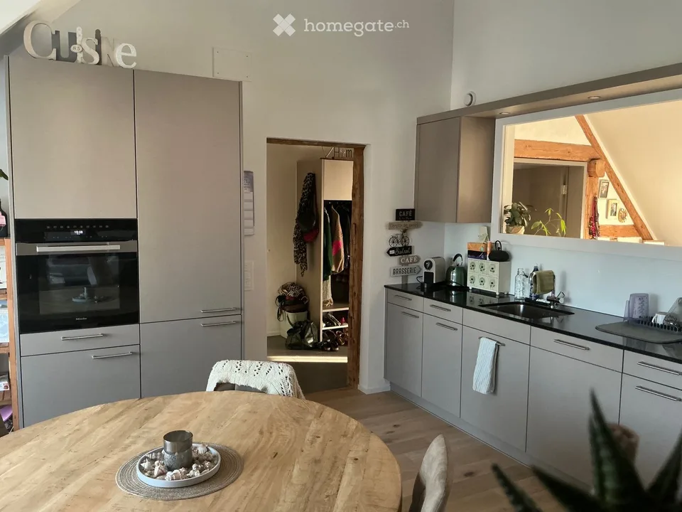 Delizioso appartamento di 3,5 locali in mansarda in una casa colonica ristrutturata a Flaach dal 1 ottobre '26